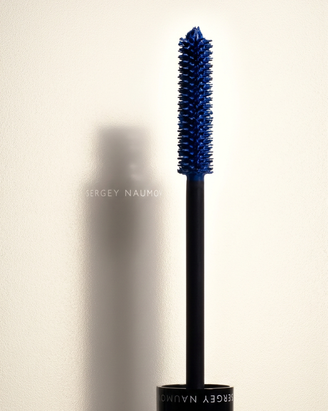 Mascara wand with shadow